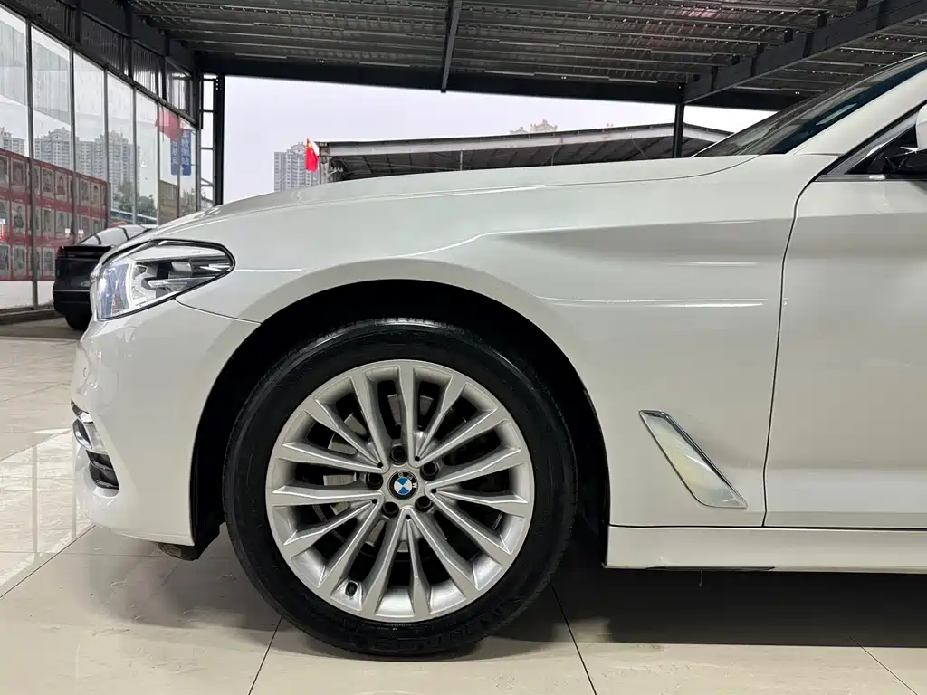 BMW 5 Series — миниатюра 12