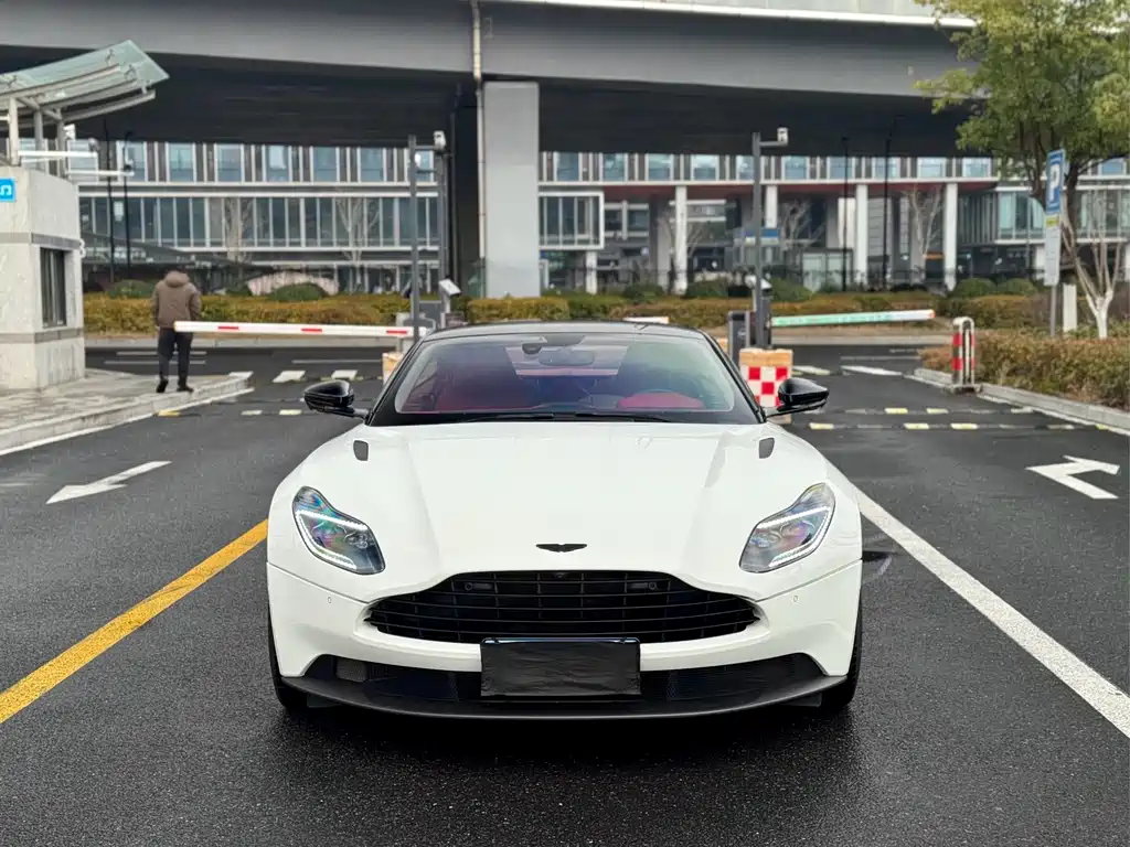 Купить Aston Martin DB11
