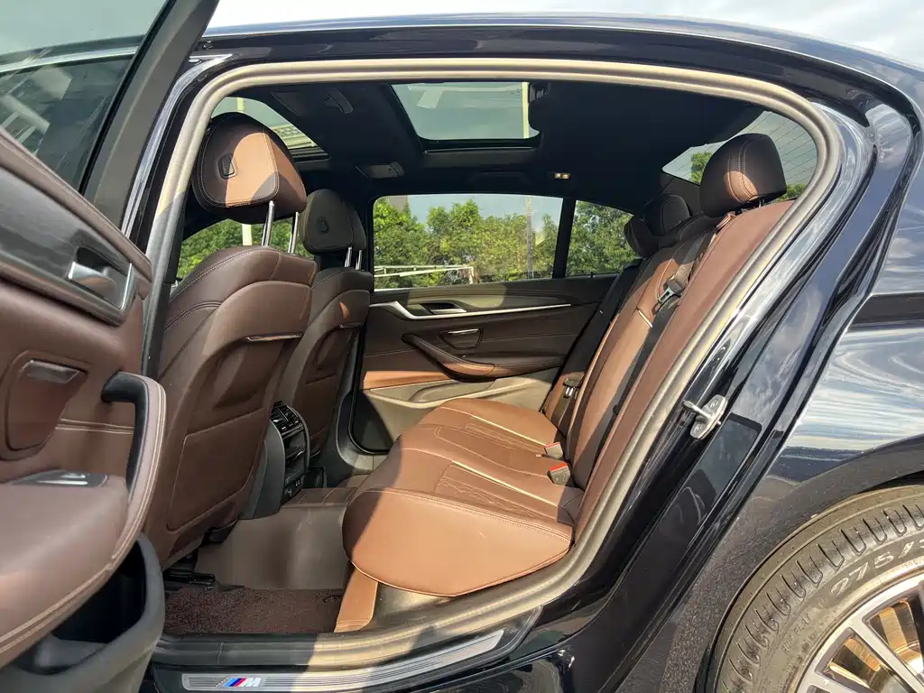 BMW 5 Series — миниатюра 7