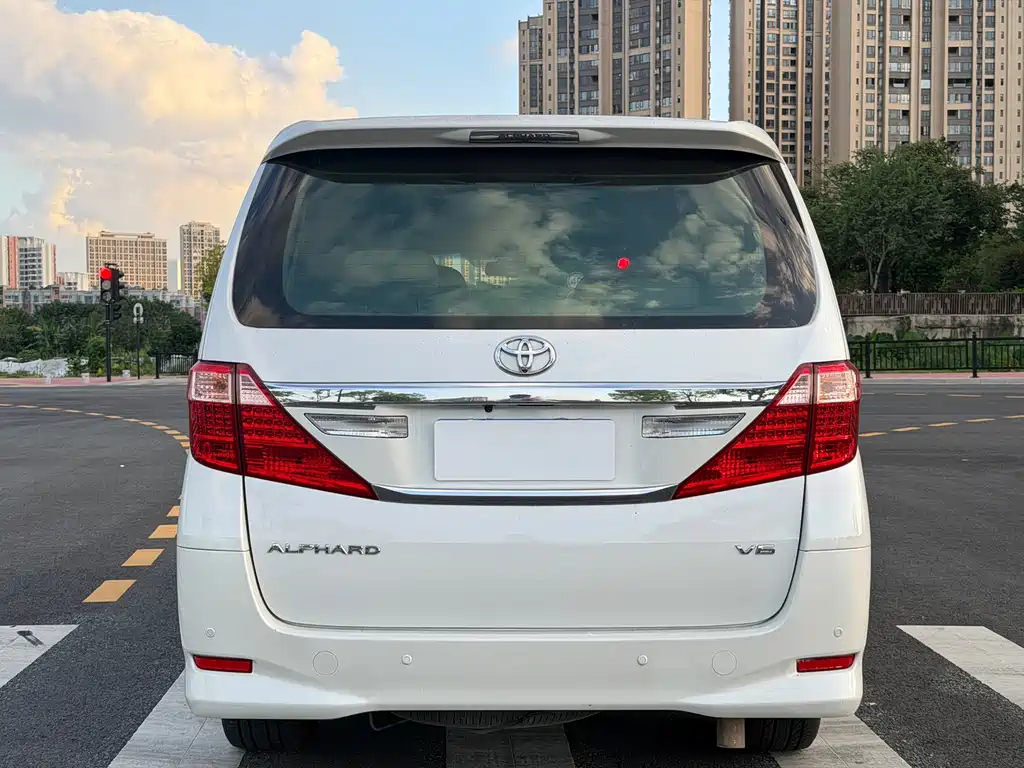 Toyota Alphard — миниатюра 6