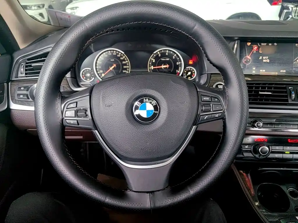BMW 5 Series — миниатюра 11