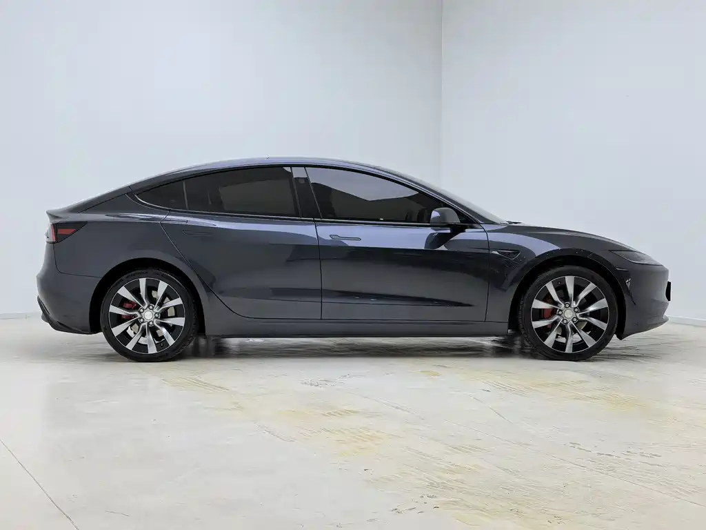 Tesla Model 3 — миниатюра 10