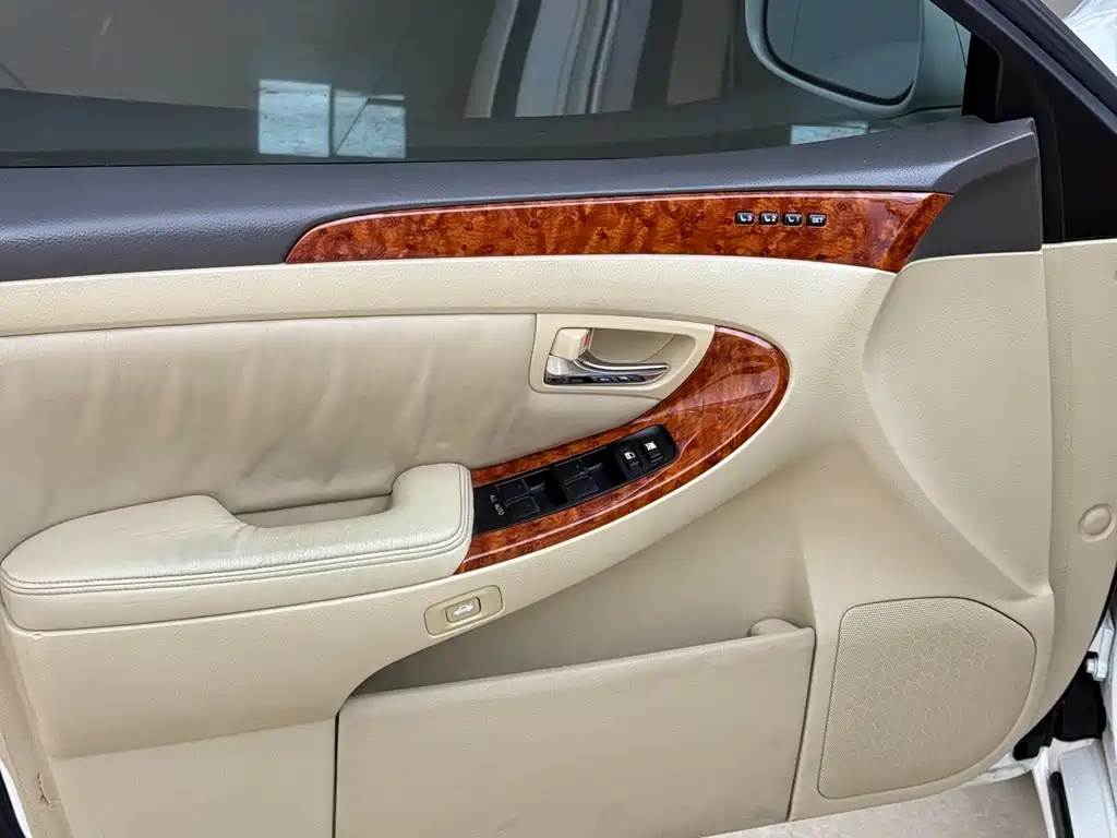 Toyota Crown — миниатюра 9