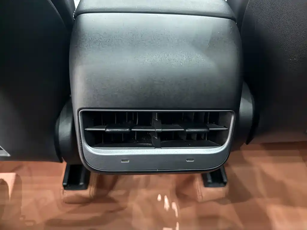 Tesla Model Y — миниатюра 8