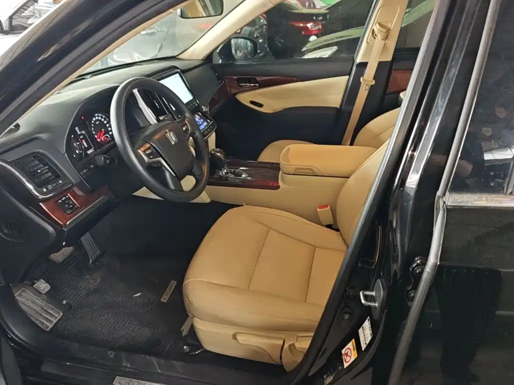 Toyota Crown — миниатюра 15