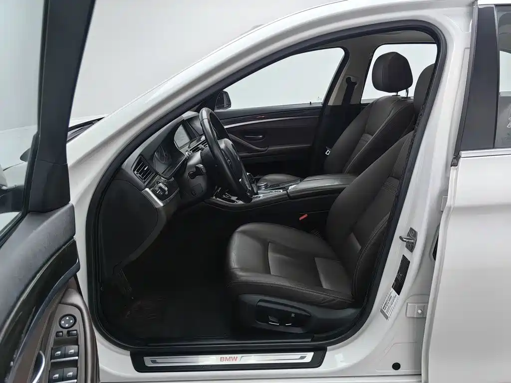 BMW 5 Series — миниатюра 10