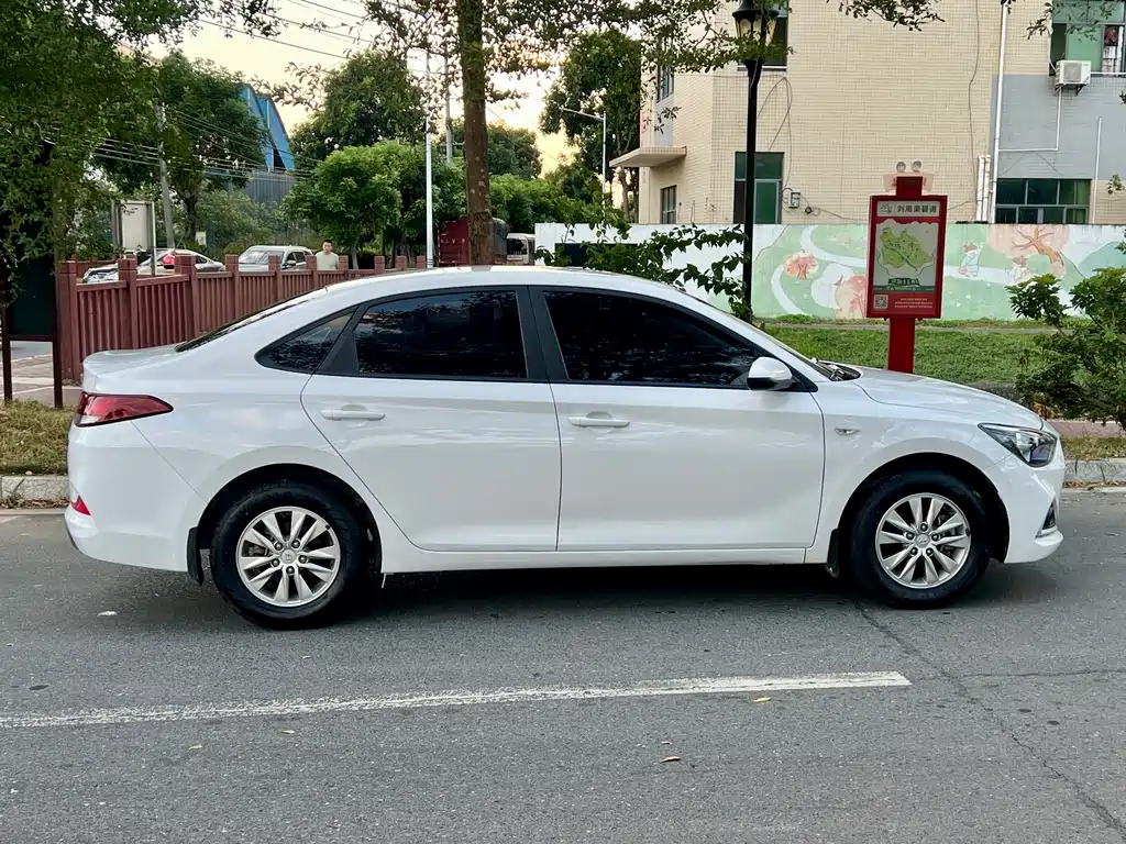 Hyundai Elantra — миниатюра 8