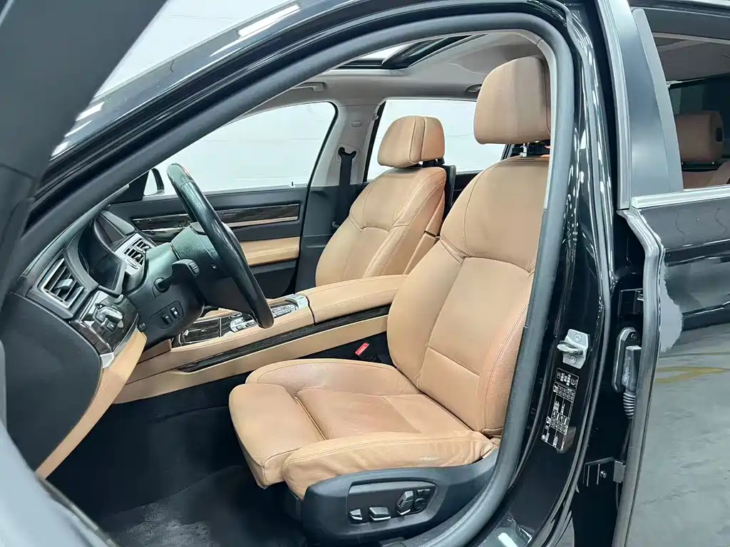 BMW 7 Series — миниатюра 7