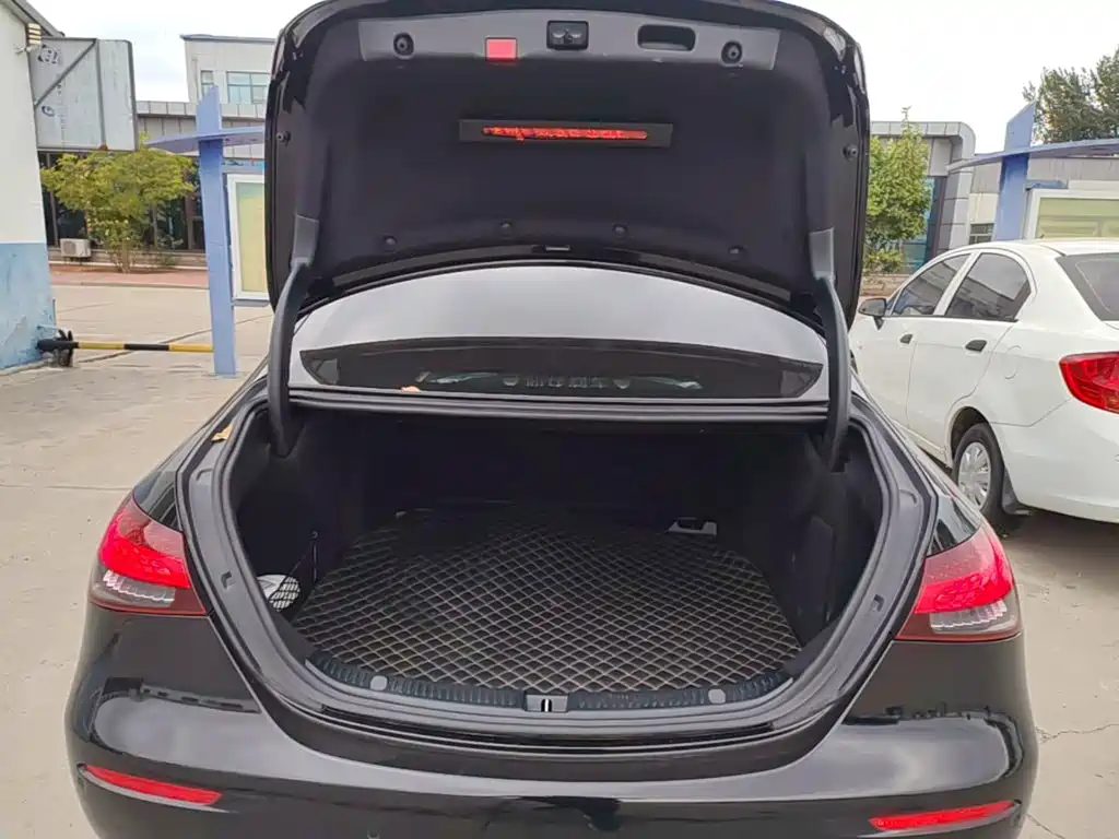 Mercedes-Benz E-Class — миниатюра 19