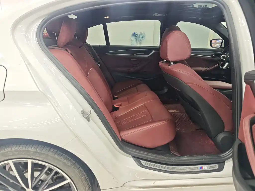 BMW 5 Series — миниатюра 9