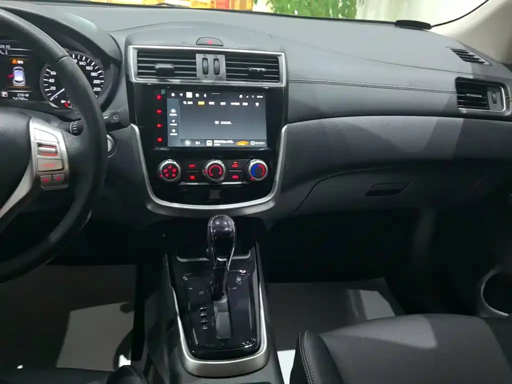 Nissan Tiida — миниатюра 13