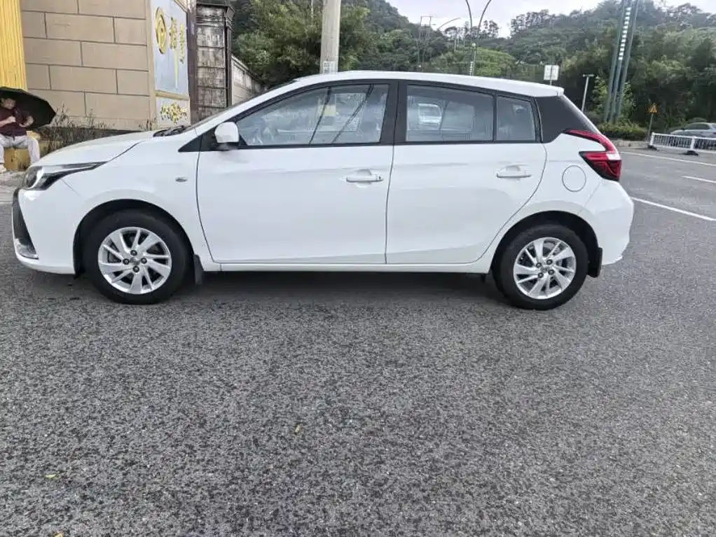 Toyota Yaris L — миниатюра 2
