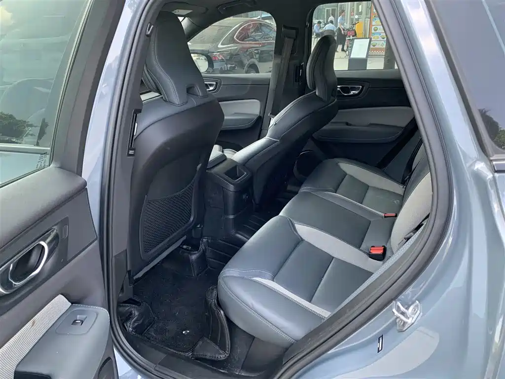 Volvo XC60 PHEV — миниатюра 5