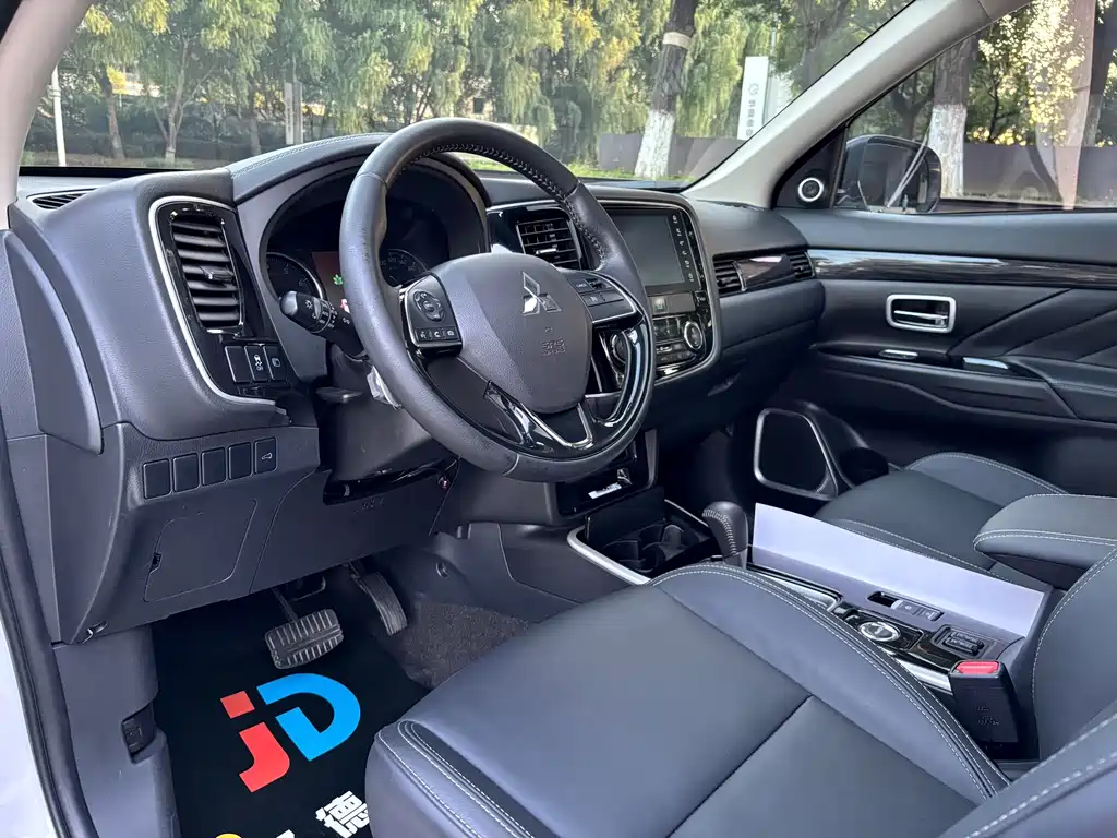 Mitsubishi Outlander — миниатюра 13