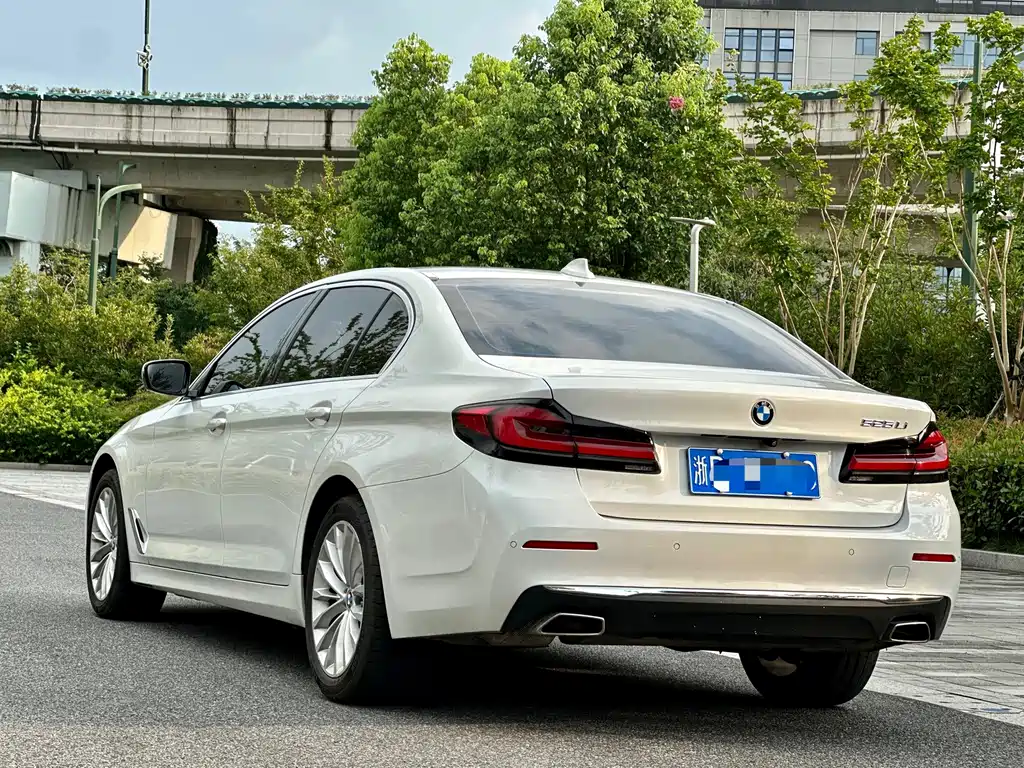 BMW 5 Series — миниатюра 4