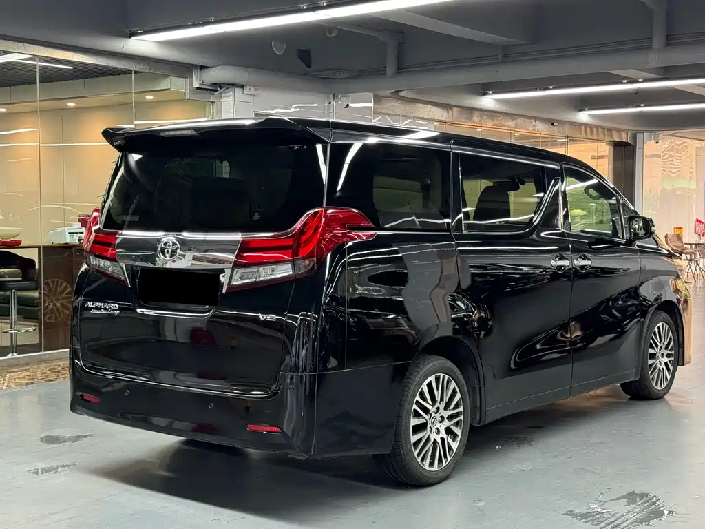 Toyota Alphard — миниатюра 12