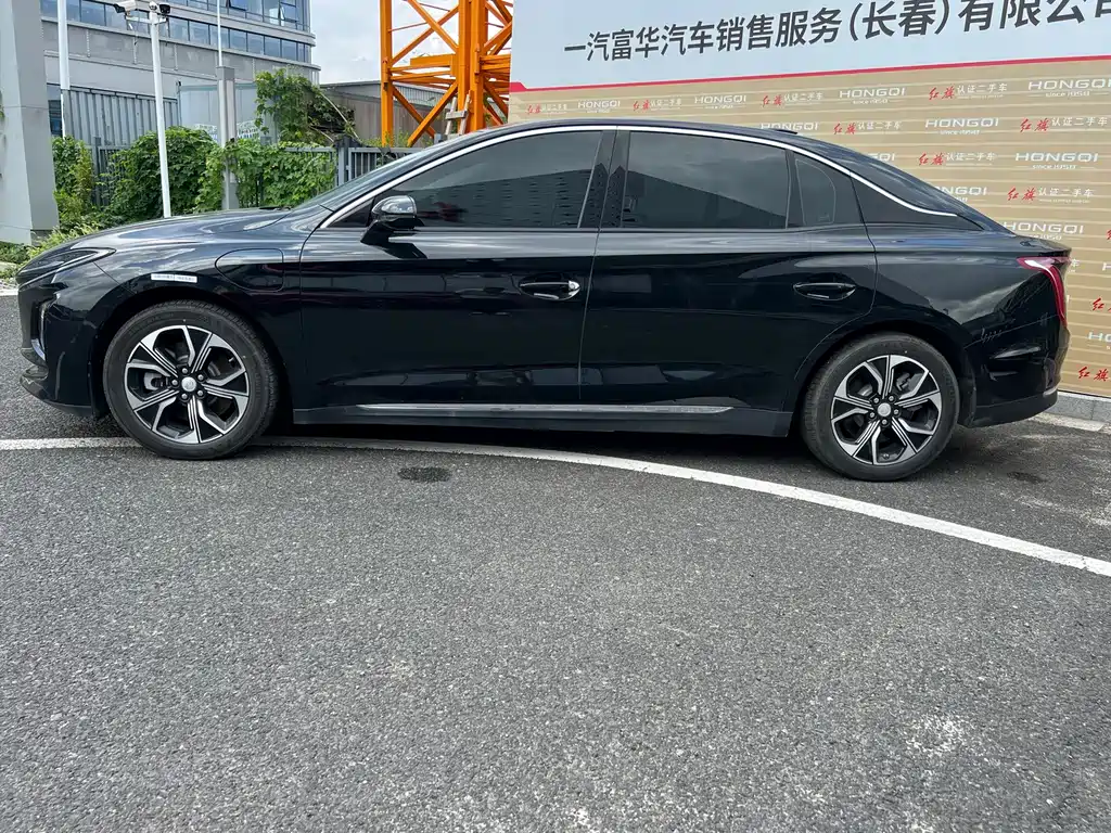 Hongqi E-QM5