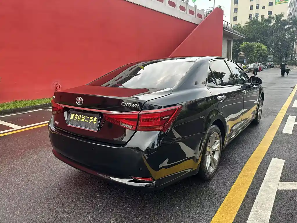 Toyota Crown — миниатюра 4