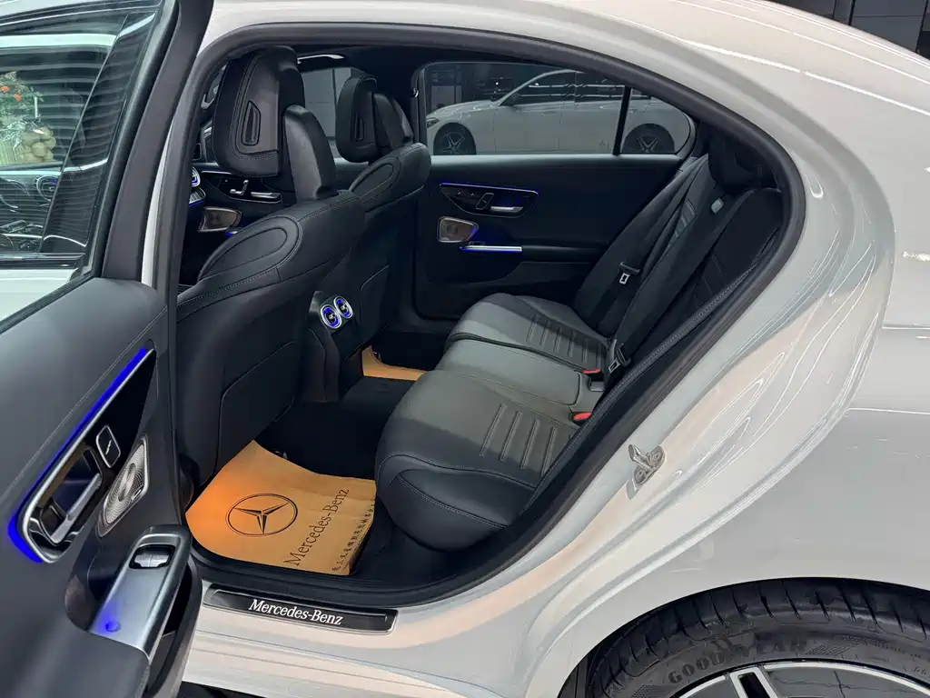 Mercedes-Benz C-Class — миниатюра 13