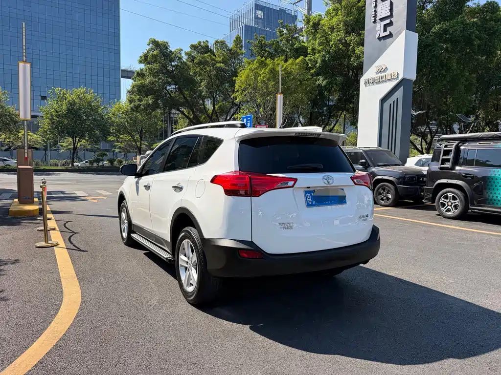 Toyota RAV4 — миниатюра 7