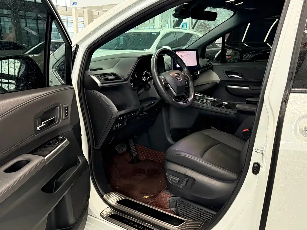 Toyota Granvia — миниатюра 7