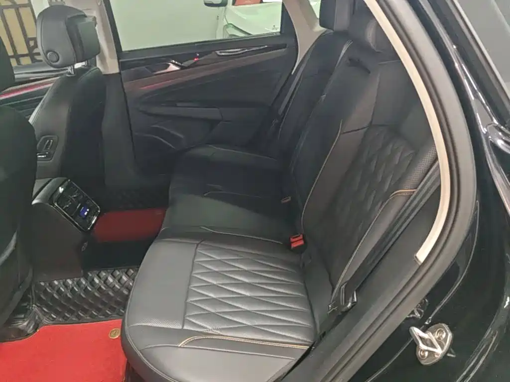 Volkswagen Passat PHEV — миниатюра 17