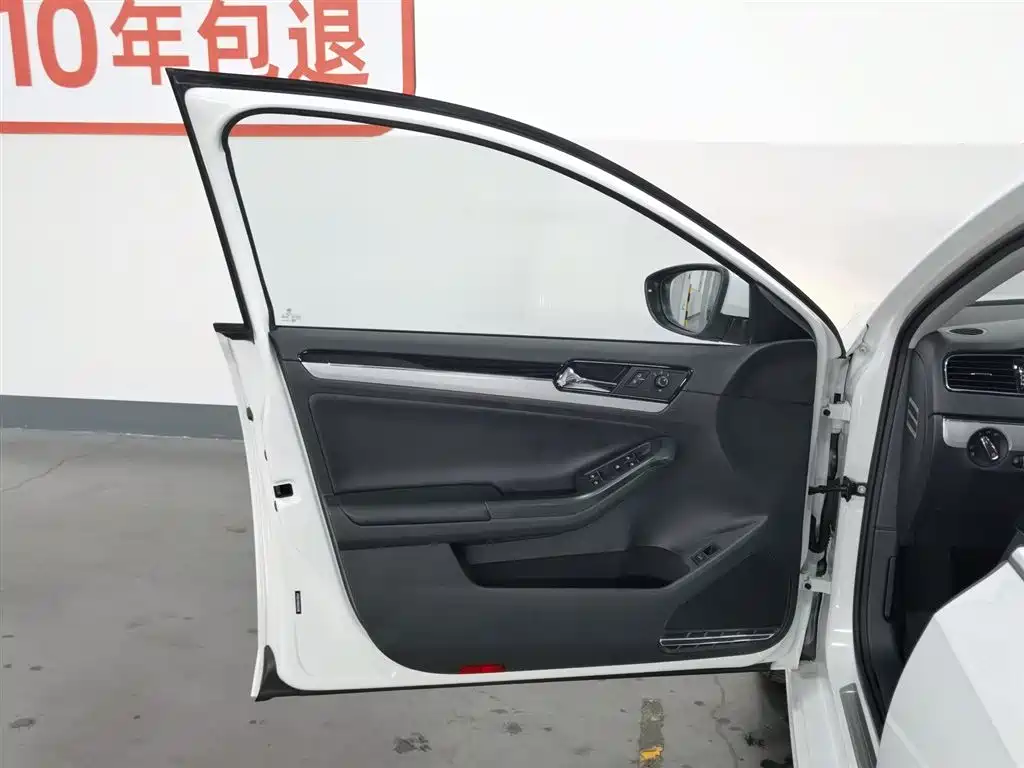 Volkswagen Sagitar 2015 1.6L AT Comfort