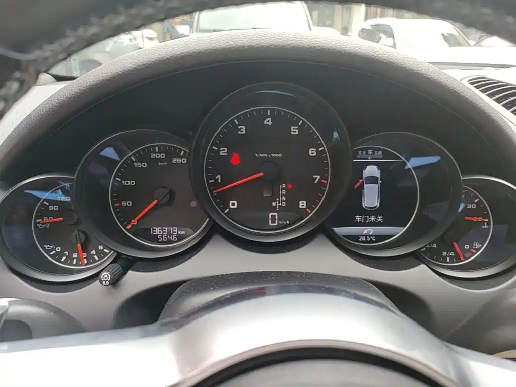 Porsche Cayenne — миниатюра 12