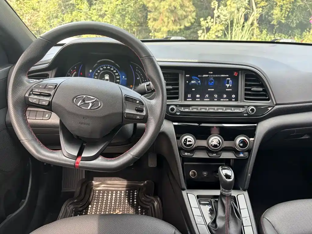 Hyundai Elantra — миниатюра 12