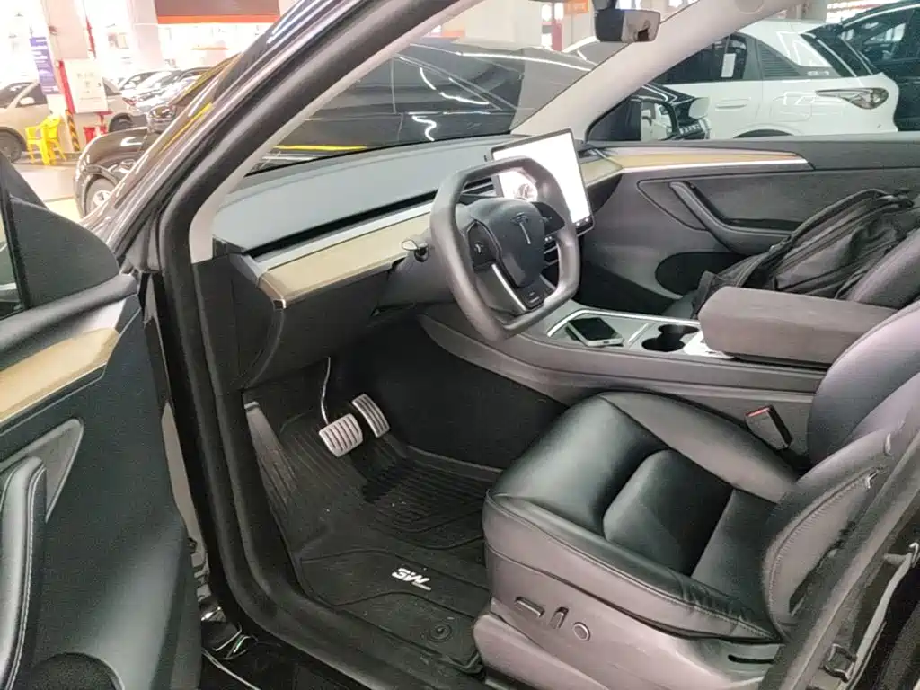 Tesla Model Y — миниатюра 16