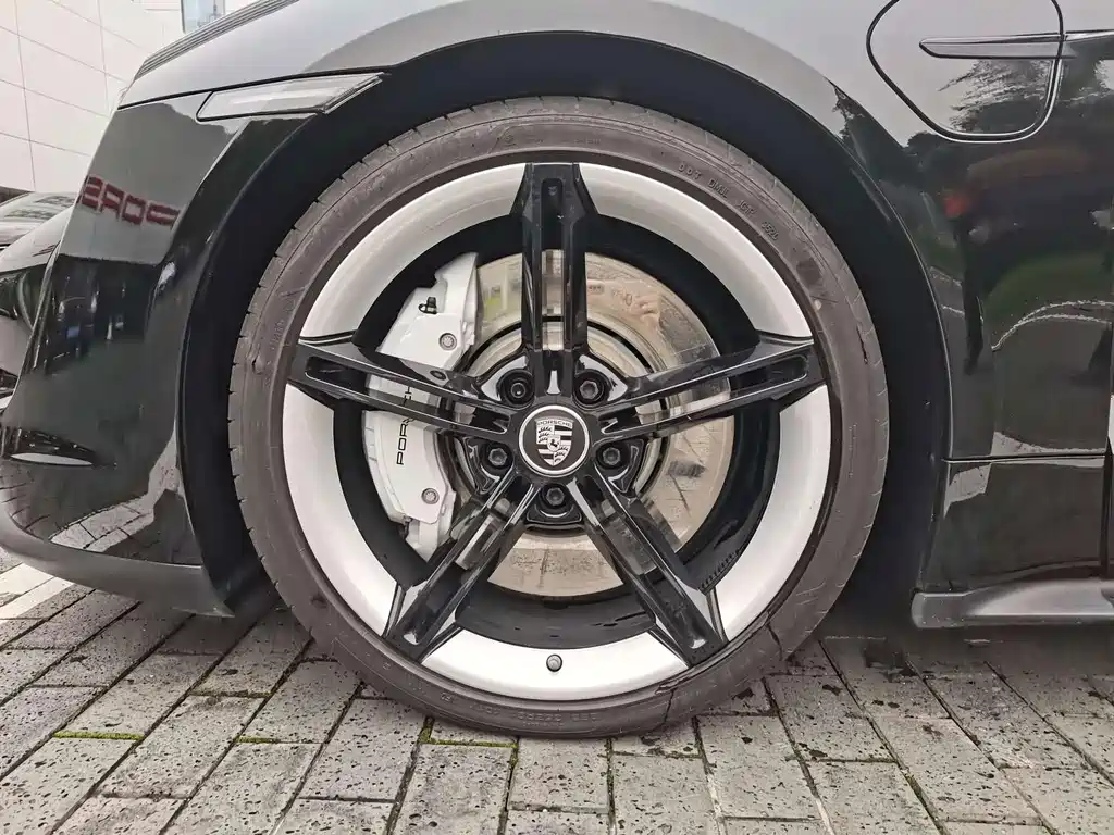Porsche Taycan — миниатюра 6