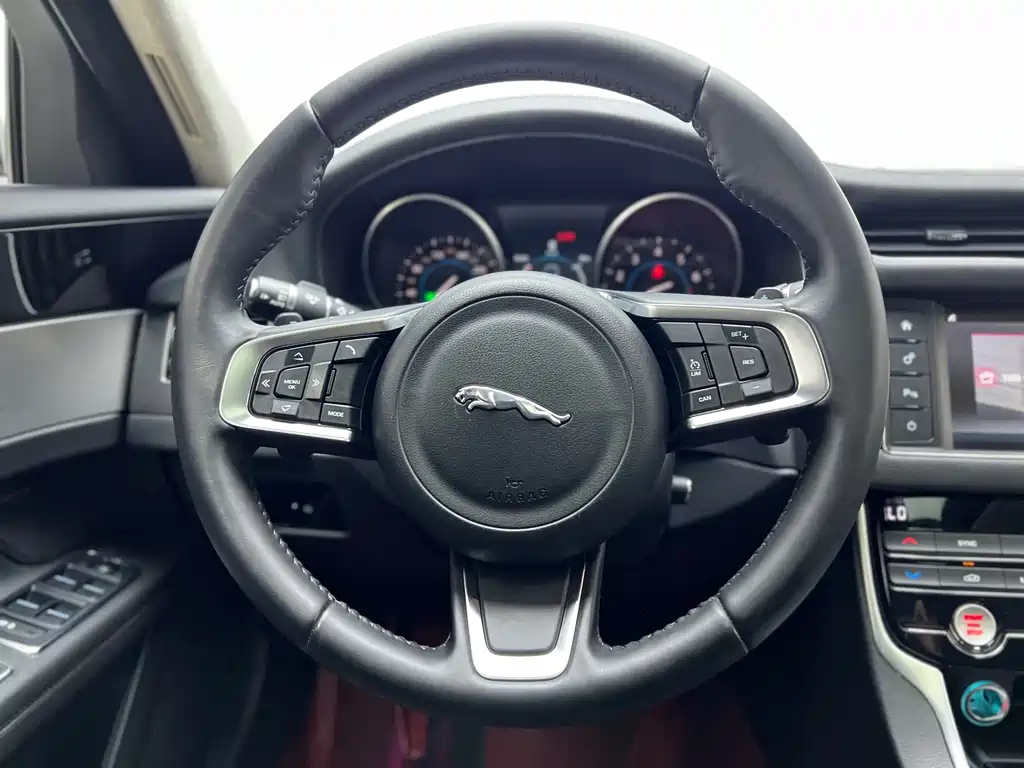 Jaguar XFL — миниатюра 11