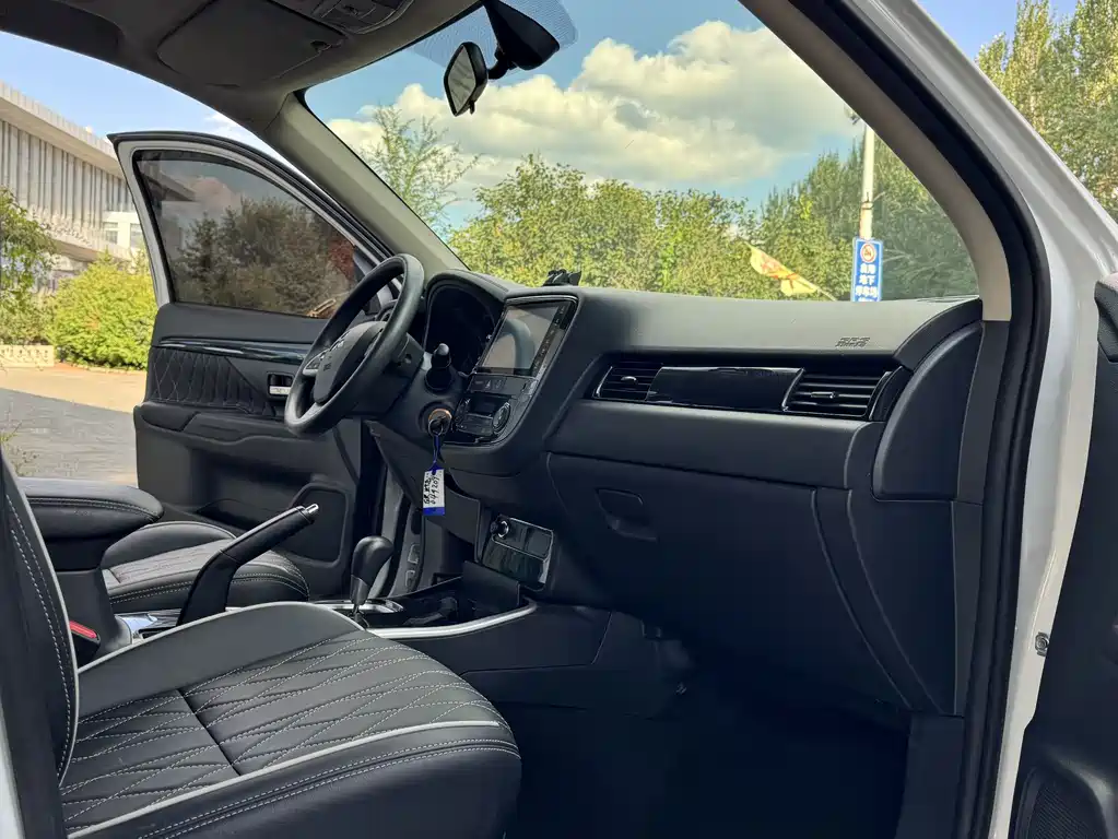Mitsubishi Outlander — миниатюра 13