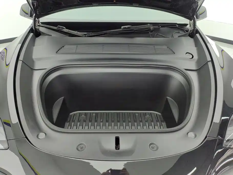 Tesla Model Y — миниатюра 10