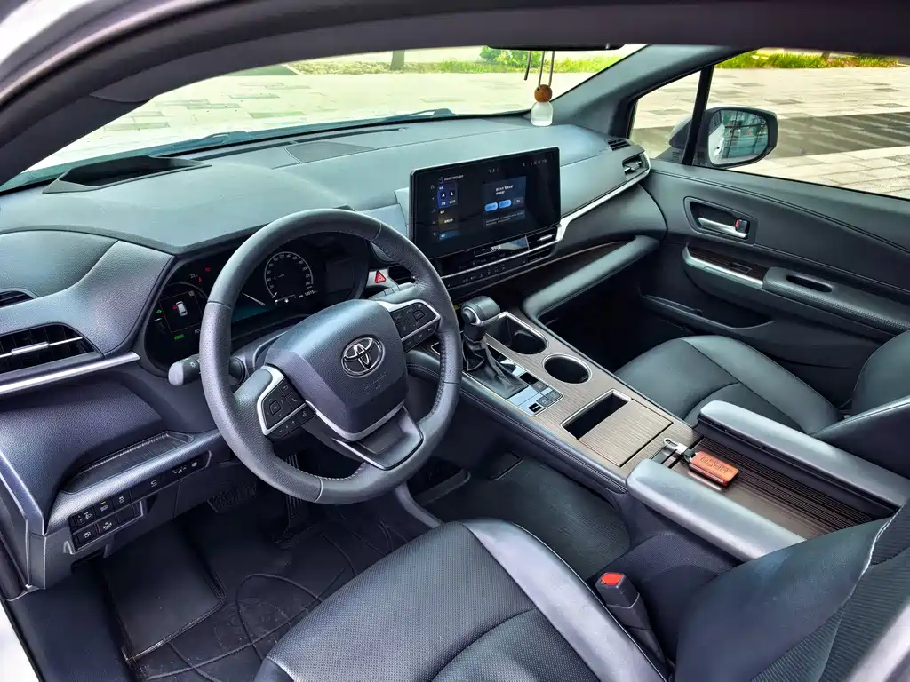 Toyota Granvia — миниатюра 11