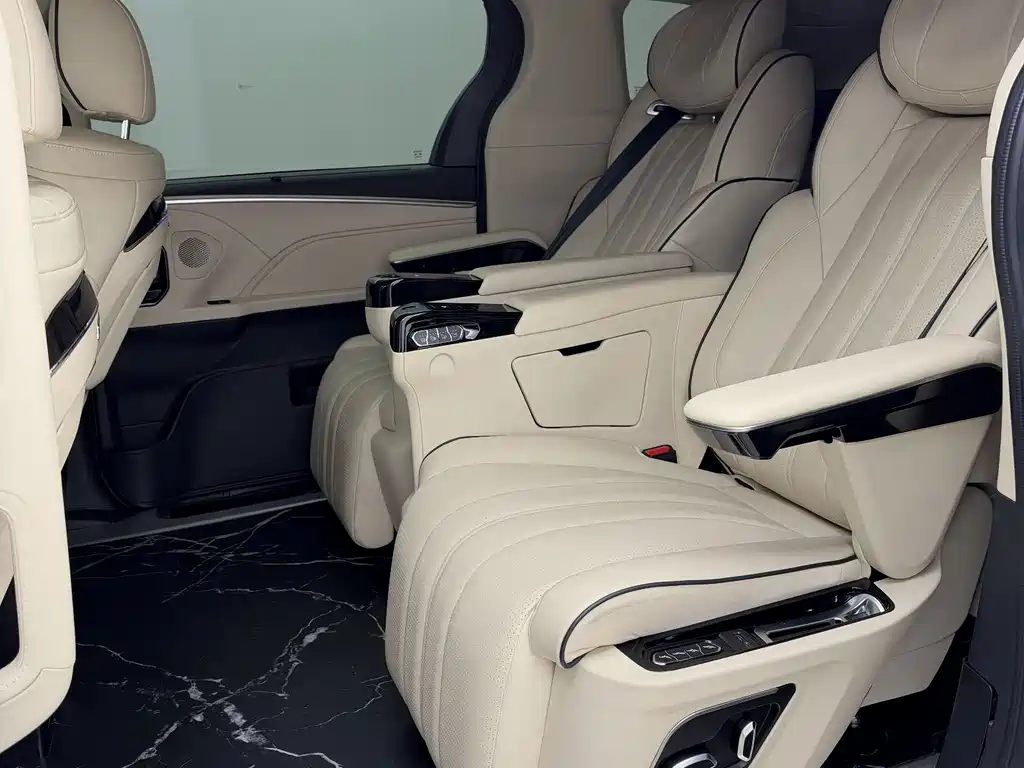 Toyota Granvia — миниатюра 6