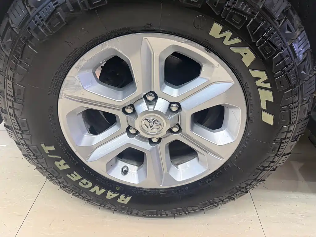 Toyota 4Runner — миниатюра 13