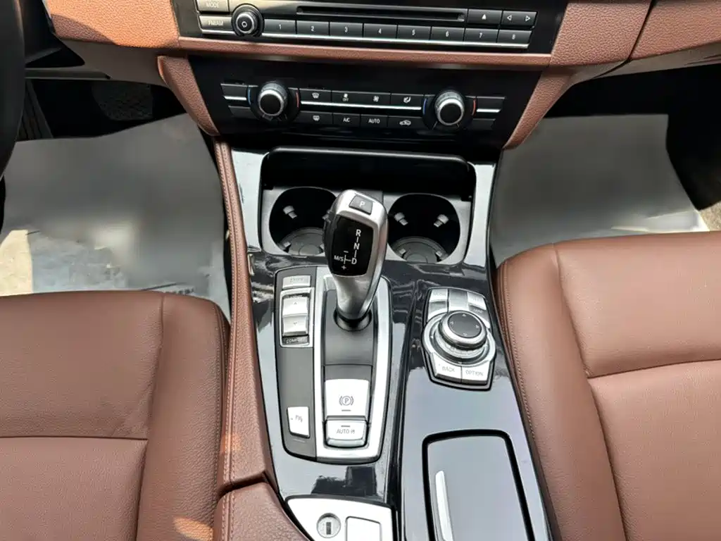 BMW 5 Series — миниатюра 13
