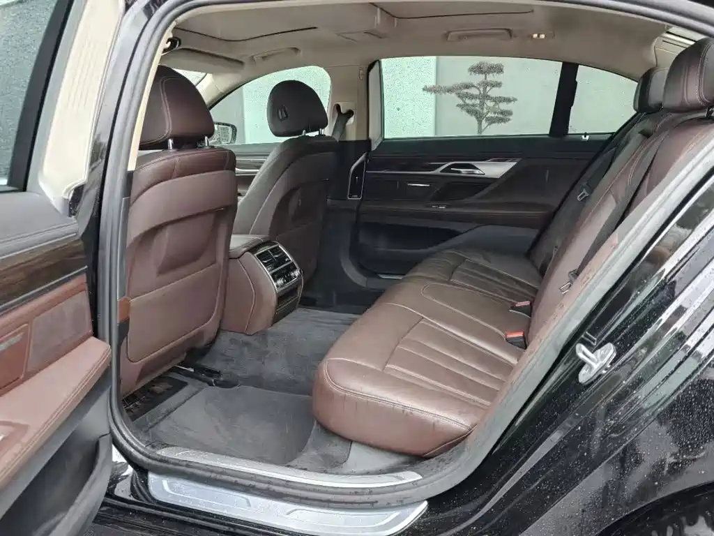 BMW 7 Series — миниатюра 4