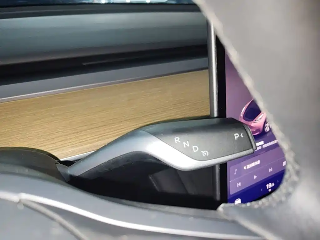 Tesla Model Y — миниатюра 14