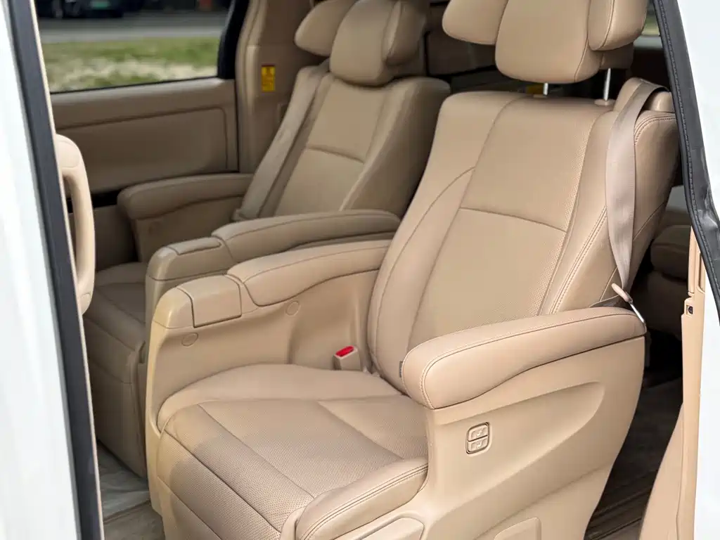 Toyota Alphard — миниатюра 11