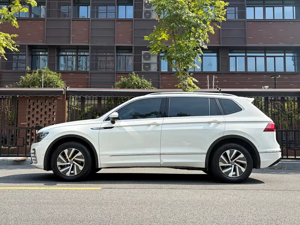Volkswagen Tiguan L PHEV — миниатюра 5