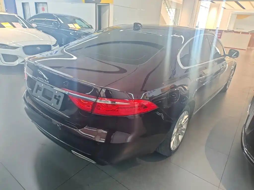 Jaguar XFL — миниатюра 7