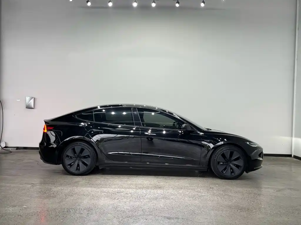 Tesla Model 3 — миниатюра 10