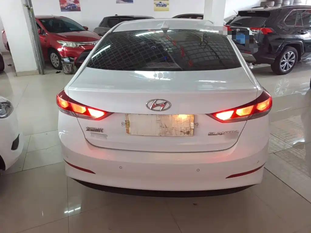 Hyundai Elantra — миниатюра 6