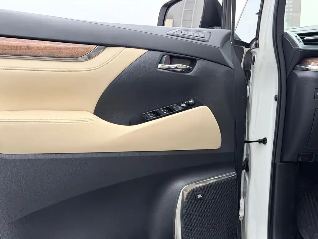 Toyota Alphard — миниатюра 11
