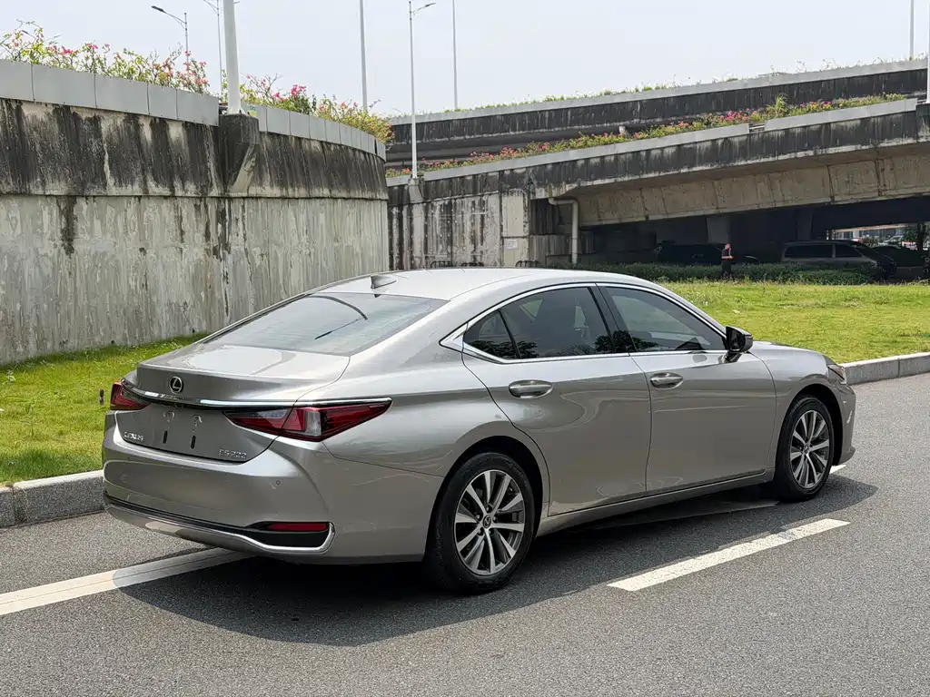 Lexus ES — миниатюра 16