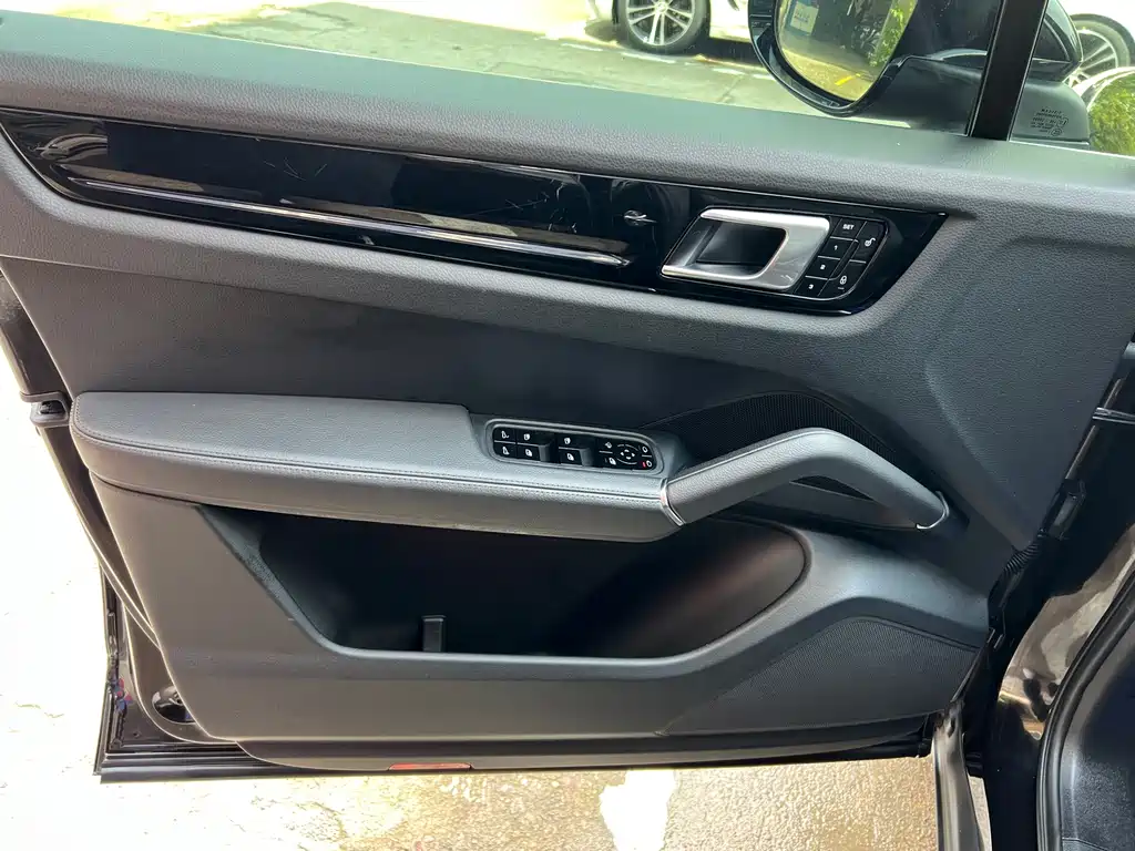 Porsche Cayenne — миниатюра 31