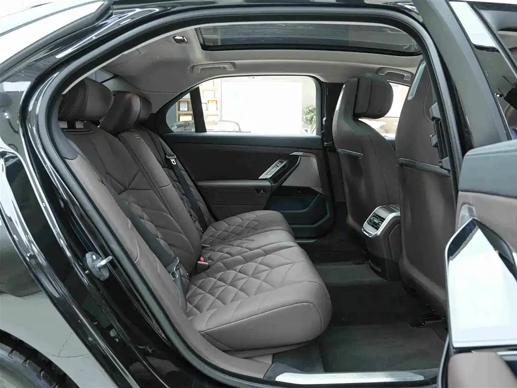 BMW 7 Series — миниатюра 13