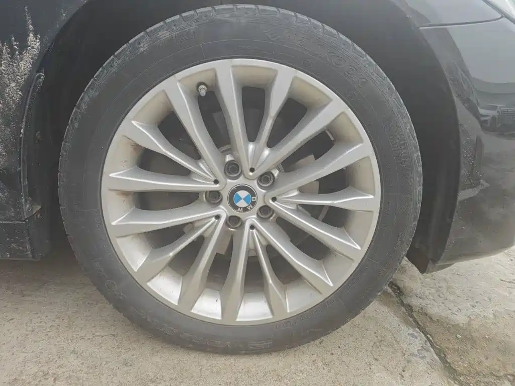 BMW 5 Series — миниатюра 9